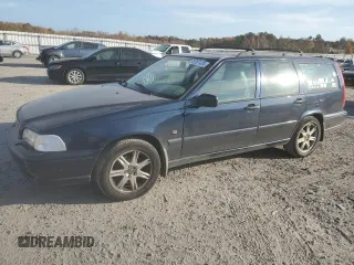 2000 Volvo V70 with VIN YV1LW61J5Y2708762, listed as a Copart auction lot 78267424 with 207,230 mi miles and Salvage Title. Bid and sale history available at carsss.com. Image 1.