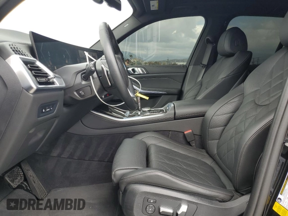 2024 BMW X5 sDrive40i z VIN 5UX13EU01R9V06527, wystawiony jako Copart lot #54611085 z przebiegiem 13 886 mil mil oraz Szkoda całkowita • Salvage title. Historia ofert i sprzedaży dostępna na DreamBid. Obrazek 7.