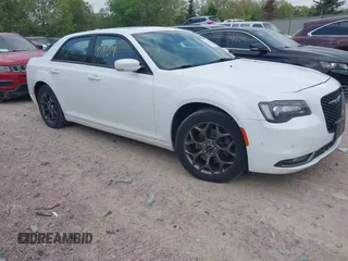 2015 Chrysler 300 S z VIN 2C3CCAGG1FH892300, wystawiony jako IAAI lot #42277909 z przebiegiem 102 538 mil mil oraz . Historia ofert i sprzedaży dostępna na DreamBid. Obrazek 1.
