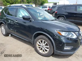 2017 Nissan Rogue S z VIN JN8AT2MV2HW011530, wystawiony jako IAAI lot #42380294 z przebiegiem 130 675 mil mil oraz . Historia ofert i sprzedaży dostępna na DreamBid. Obrazek 1.