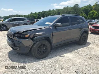 2019 Jeep Cherokee Trailhawk z VIN 1C4PJMBX5KD278692, wystawiony jako Copart lot #56912285 z przebiegiem 110 964 mil mil oraz Szkoda całkowita • Salvage title. Historia ofert i sprzedaży dostępna na DreamBid. Obrazek 1.