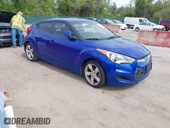 2014 Hyundai Veloster with VIN KMHTC6AD2EU184927, listed as a IAAI auction lot 42133499 with 103,499 mi miles. Bid and sale history available at carsss.com. Image 1.