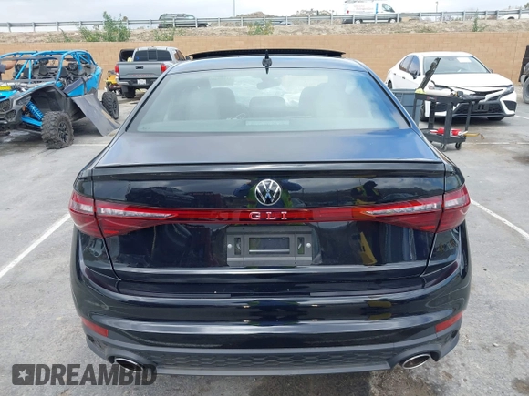 2025 Volkswagen Jetta GLI Autobahn z VIN 3VW2T7BU9SM003551, wystawiony jako IAAI lot #41808269 z przebiegiem 4 038 mil mil oraz . Historia ofert i sprzedaży dostępna na DreamBid. Obrazek 16.
