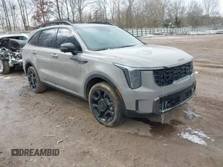 2025 Kia Sorento X-Line SX Prestige z VIN 5XYRKDJF1SG333395, wystawiony jako IAAI lot #41606750 z przebiegiem 1 533 mil mil oraz . Historia ofert i sprzedaży dostępna na DreamBid. Obrazek 1.