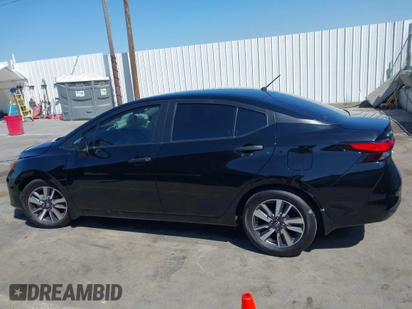 2023 Nissan Versa S z VIN 3N1CN8DV4PL871910, wystawiony jako IAAI lot #41993475 z przebiegiem 8 405 mil mil oraz . Historia ofert i sprzedaży dostępna na DreamBid. Obrazek 14.