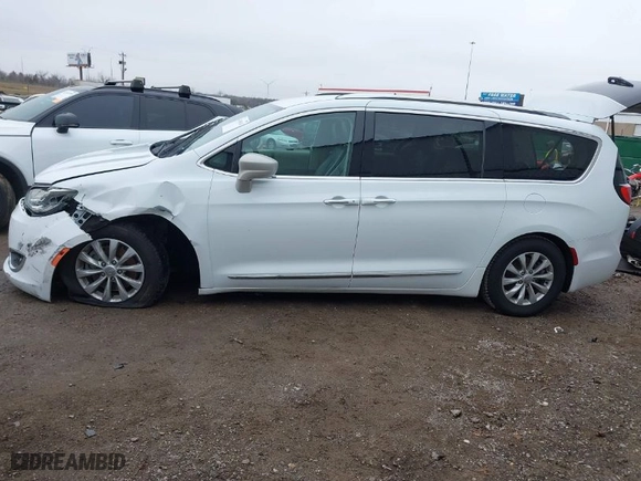 2019 Chrysler Pacifica Touring L with VIN 2C4RC1BG7KR626278, listed as a IAAI auction lot 41498136 with 124,843 mi miles. Bid and sale history available at carsss.com. Image 3.