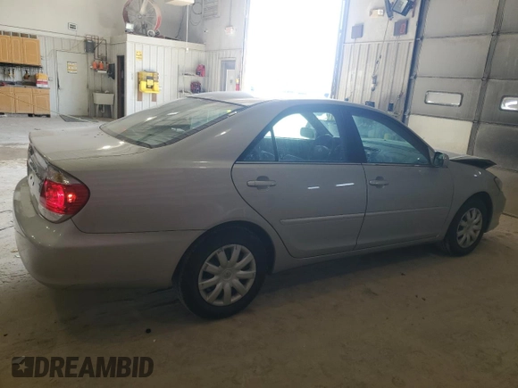 2005 Toyota Camry STD z VIN 4T1BE32K75U044292, wystawiony jako Copart lot #55299475 z przebiegiem 200 449 mil mil oraz Szkoda całkowita • Salvage title. Historia ofert i sprzedaży dostępna na DreamBid. Obrazek 3.
