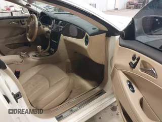 2008 Mercedes-Benz CLS 550 z VIN WDDDJ72XX8A130056, wystawiony jako IAAI lot #42457945 z przebiegiem 111 662 mil mil oraz . Historia ofert i sprzedaży dostępna na DreamBid. Obrazek 5.