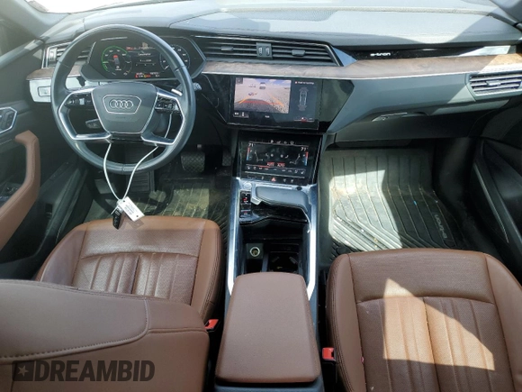 2019 Audi e-tron Premium Plus z VIN WA1LABGE1KB021741, wystawiony jako Copart lot #54774875 z przebiegiem 80 489 mil mil oraz Szkoda całkowita • Salvage title. Historia ofert i sprzedaży dostępna na DreamBid. Obrazek 8.