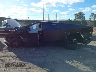2024 Tesla Cybertruck z VIN 7G2CEHED5RA015790, wystawiony jako IAAI lot #41587683 z przebiegiem 5 867 mil mil oraz . Historia ofert i sprzedaży dostępna na DreamBid. Obrazek 13.