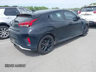 2019 Hyundai Veloster Turbo z VIN KMHTH6AB4KU011518, wystawiony jako IAAI lot #42037553 z przebiegiem 134 250 mil mil oraz . Historia ofert i sprzedaży dostępna na DreamBid. Obrazek 4.