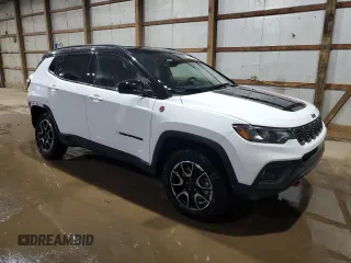 2025 Jeep Compass Trailhawk z VIN 3C4NJDDN6ST543410, wystawiony jako Copart lot #62530235 z przebiegiem 9 197 mil mil oraz Czysty tytuł • Clean title. Historia ofert i sprzedaży dostępna na DreamBid. Obrazek 4.