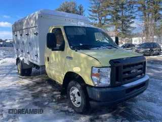 2019 Ford Econoline Commercial with VIN 1FDXE4FS5KDC52270, listed as a Copart auction lot 46290955 with 104,046 mi miles and Clean Title. Bid and sale history available at carsss.com. Image 1.