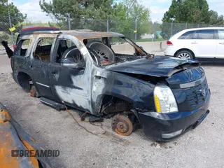2011 Cadillac Escalade Luxury z VIN 1GYS4BEF6BR126457, wystawiony jako IAAI lot #42264320 z przebiegiem Nie podano mil oraz . Historia ofert i sprzedaży dostępna na DreamBid. Obrazek 1.