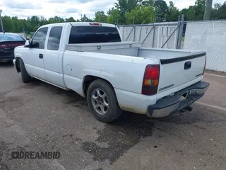 2005 Chevrolet Silverado 1500 z VIN 1GCEC19V25Z284977, wystawiony jako IAAI lot #42361842 z przebiegiem 227 174 mil mil oraz . Historia ofert i sprzedaży dostępna na DreamBid. Obrazek 3.