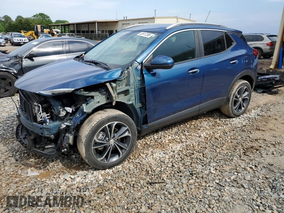 2021 Buick Encore GX Select z VIN KL4MMDS29MB072802, wystawiony jako Copart lot #53917295 z przebiegiem 61 716 mil mil oraz Szkoda całkowita • Salvage title. Historia ofert i sprzedaży dostępna na DreamBid. Obrazek 1.