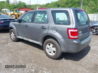 2009 Ford Escape XLS z VIN 1FMCU02709KC11692, wystawiony jako IAAI lot #42202890 z przebiegiem 155 243 mil mil oraz . Historia ofert i sprzedaży dostępna na DreamBid. Obrazek 3.