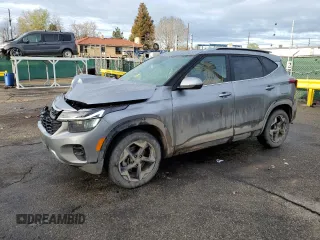 2024 Kia Seltos EX z VIN KNDERCAA0R7634143, wystawiony jako Copart lot #55225285 z przebiegiem 11 990 mil mil oraz Szkoda całkowita • Salvage title. Historia ofert i sprzedaży dostępna na DreamBid. Obrazek 1.