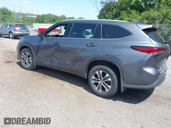 2022 Toyota Highlander XLE with VIN 5TDGZRBH6NS573548, listed as a IAAI auction lot 42398936 with 60,415 mi miles and . Bid and sale history available at DreamBid. Image 3.