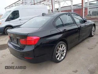2013 BMW 3 Series 320i xDrive z VIN WBA3C3C50DF981783, wystawiony jako IAAI lot #42012328 z przebiegiem 110 268 mil mil oraz . Historia ofert i sprzedaży dostępna na DreamBid. Obrazek 4.