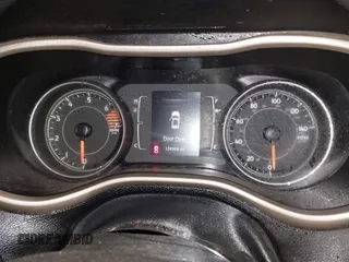 2016 Jeep Cherokee Altitude z VIN 1C4PJLCB0GW338970, wystawiony jako IAAI lot #41559196 z przebiegiem 129 366 mil mil oraz . Historia ofert i sprzedaży dostępna na DreamBid. Obrazek 7.