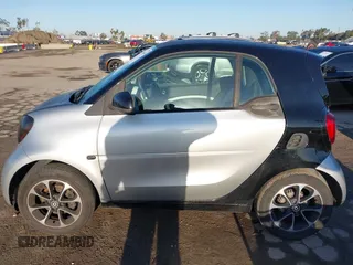 2016 Smart fortwo Passion with VIN WMEFJ5DA4GK068289, listed as a IAAI auction lot 41966659 with 155,009 mi miles and . Bid and sale history available at DreamBid. Image 15.