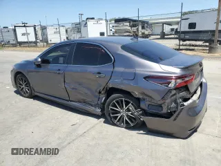 2022 Toyota Camry SE z VIN 4T1T11AKXNU626554, wystawiony jako Copart lot #58643315 z przebiegiem 49 490 mil mil oraz Szkoda całkowita • Salvage title. Historia ofert i sprzedaży dostępna na DreamBid. Obrazek 2.