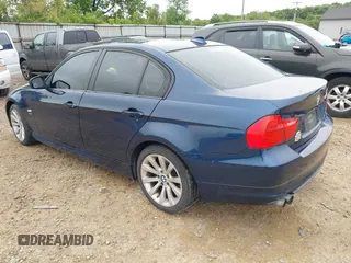 2011 BMW 3 Series 328i xDrive z VIN WBAPK5G5XBNN25836, wystawiony jako IAAI lot #42352968 z przebiegiem 108 638 mil mil oraz . Historia ofert i sprzedaży dostępna na DreamBid. Obrazek 3.