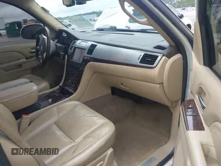 2011 Cadillac Escalade ESV Premium z VIN 1GYS4JEF9BR130075, wystawiony jako IAAI lot #42201585 z przebiegiem 237 607 mil mil oraz . Historia ofert i sprzedaży dostępna na DreamBid. Obrazek 5.