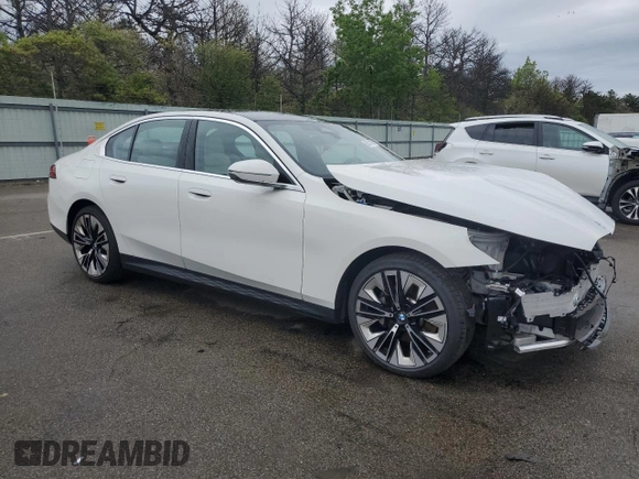 2024 BMW 5 Series 530i xDrive z VIN WBA53FJ05RCP95117, wystawiony jako Copart lot #56534135 z przebiegiem 14 831 mil mil oraz Szkoda całkowita • Salvage title. Historia ofert i sprzedaży dostępna na DreamBid. Obrazek 4.