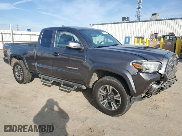 2017 Toyota Tacoma SR5 z VIN 5TFRZ5CN6HX034934, wystawiony jako Copart lot #42181755 z przebiegiem 176 511 mil mil oraz Szkoda całkowita • Salvage title. Historia ofert i sprzedaży dostępna na DreamBid. Obrazek 4.