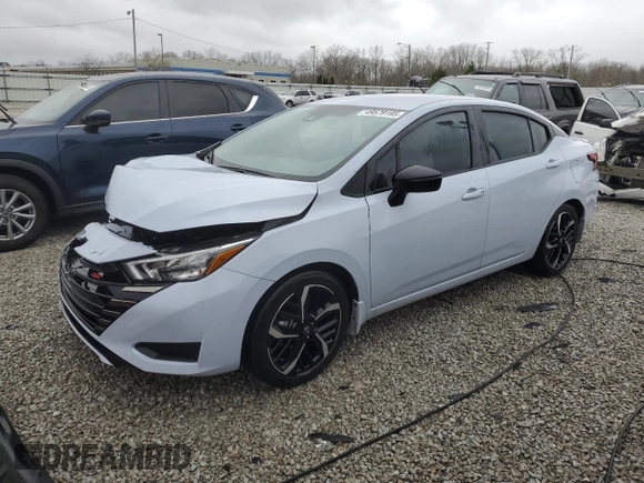 2024 Nissan Versa SR z VIN 3N1CN8FVXRL821142, wystawiony jako Copart lot #49579195 z przebiegiem 24 459 mil mil oraz Szkoda całkowita • Salvage title. Historia ofert i sprzedaży dostępna na DreamBid. Obrazek 1.