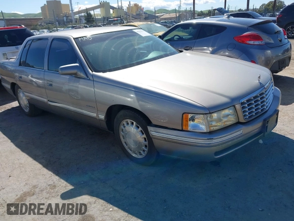 1998 Cadillac DeVille z VIN 1G6KD54Y4WU800220, wystawiony jako IAAI lot #41818035 z przebiegiem 121 555 mil mil oraz . Historia ofert i sprzedaży dostępna na DreamBid. Obrazek 1.