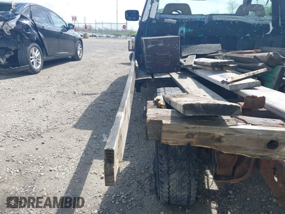 1994 Chevrolet Silverado 2500 z VIN 1GCFC24K6RE155578, wystawiony jako IAAI lot #42062238 z przebiegiem 303 962 mil mil oraz . Historia ofert i sprzedaży dostępna na DreamBid. Obrazek 18.