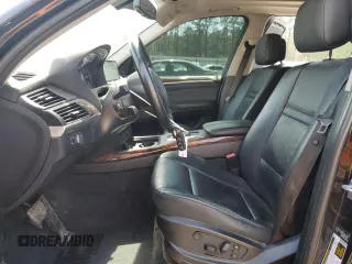2013 BMW X5 xDrive35d z VIN 5UXZW0C58D0B92594, wystawiony jako Copart lot #49409865 z przebiegiem 141 760 mil mil oraz Szkoda całkowita • Salvage title. Historia ofert i sprzedaży dostępna na DreamBid. Obrazek 7.