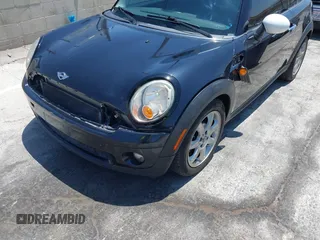 2008 MINI Hardtop z VIN WMWMF33528TT64971, wystawiony jako IAAI lot #42374839 z przebiegiem 119 385 mil mil oraz . Historia ofert i sprzedaży dostępna na DreamBid. Obrazek 6.