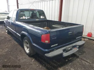 2003 Chevrolet S-10 with VIN 1GCCS19X238169679, listed as a IAAI auction lot 41842156 with 83,940 mi miles. Bid and sale history available at carsss.com. Image 3.