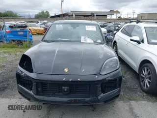 2024 Porsche Cayenne z VIN WP1AA2AY4RDA14120, wystawiony jako IAAI lot #41477355 z przebiegiem 3 134 mil mil oraz . Historia ofert i sprzedaży dostępna na DreamBid. Obrazek 13.
