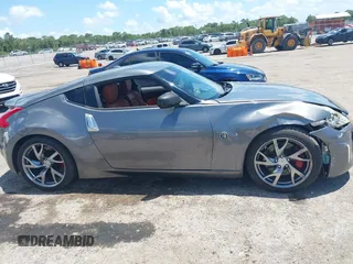 2013 Nissan 370Z Touring z VIN JN1AZ4EH2DM384011, wystawiony jako IAAI lot #42274166 z przebiegiem 87 499 mil mil oraz . Historia ofert i sprzedaży dostępna na DreamBid. Obrazek 13.