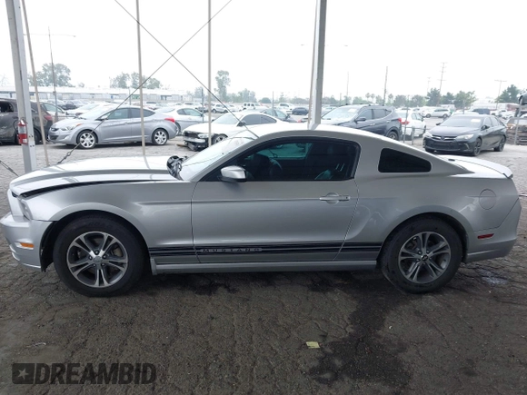 2014 Ford Mustang V6 z VIN 1ZVBP8AM3E5295137, wystawiony jako IAAI lot #42153393 z przebiegiem 154 878 mil mil oraz . Historia ofert i sprzedaży dostępna na DreamBid. Obrazek 14.