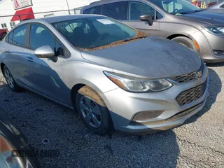 2017 Chevrolet Cruze LS z VIN 3G1BC5SM3HS522499, wystawiony jako IAAI lot #42397042 z przebiegiem 48 885 mil mil oraz . Historia ofert i sprzedaży dostępna na DreamBid. Obrazek 1.
