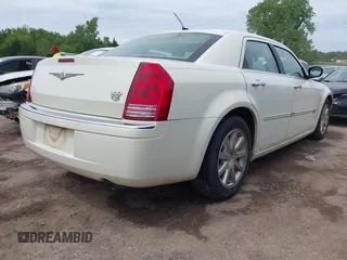 2008 Chrysler 300 C Hemi z VIN 2C3KA63H78H253810, wystawiony jako IAAI lot #42184500 z przebiegiem 112 271 mil mil oraz . Historia ofert i sprzedaży dostępna na DreamBid. Obrazek 4.