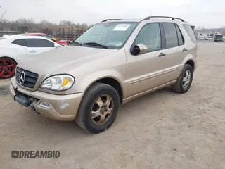 2002 Mercedes-Benz M 320/430/500 z VIN 4JGAB54E82A308902, wystawiony jako IAAI lot #41779482 z przebiegiem 99 933 mil mil oraz . Historia ofert i sprzedaży dostępna na DreamBid. Obrazek 2.