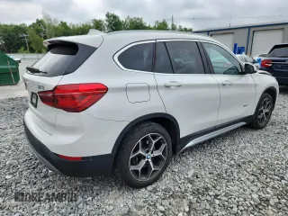 2018 BMW X1 xDrive28i z VIN WBXHT3C36J5L24918, wystawiony jako Copart lot #62171365 z przebiegiem 23 446 mil mil oraz Szkoda całkowita • Salvage title. Historia ofert i sprzedaży dostępna na DreamBid. Obrazek 3.