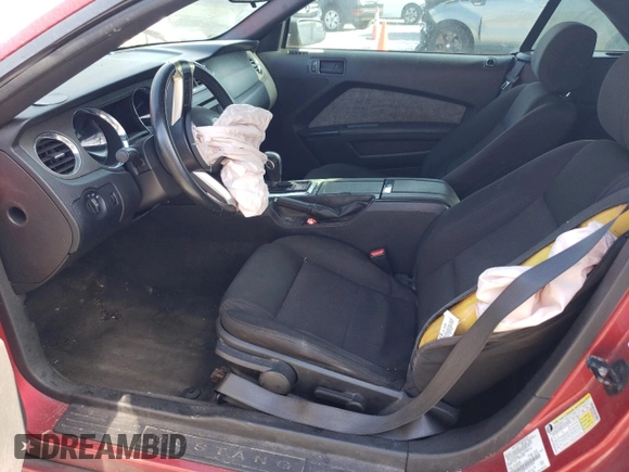 2013 Ford Mustang V6 z VIN 1ZVBP8EMXD5214353, wystawiony jako Copart lot #87087814 z przebiegiem Nie podano mil oraz Szkoda całkowita • Salvage title. Historia ofert i sprzedaży dostępna na DreamBid. Obrazek 7.