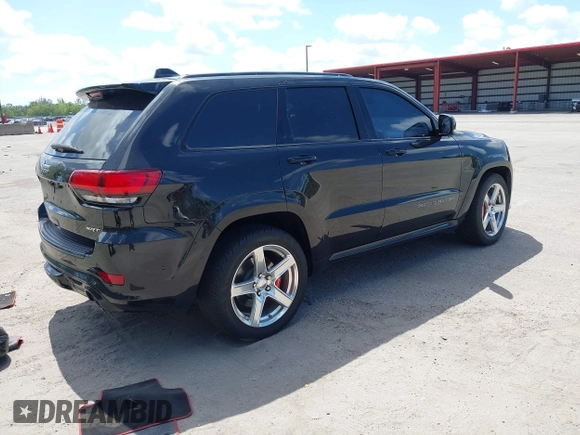 2017 Jeep Grand Cherokee SRT z VIN 1C4RJFDJ8HC653924, wystawiony jako IAAI lot #42108099 z przebiegiem 61 560 mil mil oraz . Historia ofert i sprzedaży dostępna na DreamBid. Obrazek 4.