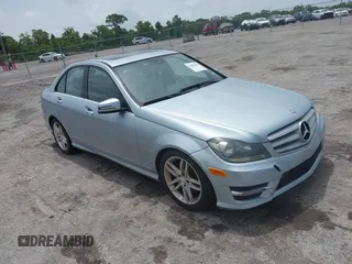 2013 Mercedes-Benz C 300 Sport z VIN WDDGF8AB5DR259425, wystawiony jako IAAI lot #42432863 z przebiegiem 111 738 mil mil oraz . Historia ofert i sprzedaży dostępna na DreamBid. Obrazek 1.