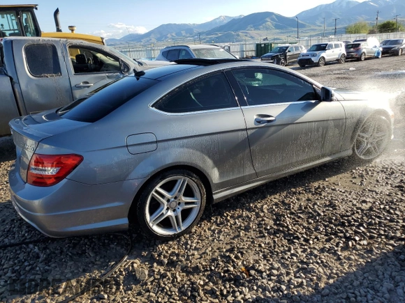 2015 Mercedes-Benz C 250 z VIN WDDGJ4HB5FG373601, wystawiony jako Copart lot #56018065 z przebiegiem 104 753 mil mil oraz Czysty tytuł • Clean title. Historia ofert i sprzedaży dostępna na DreamBid. Obrazek 3.