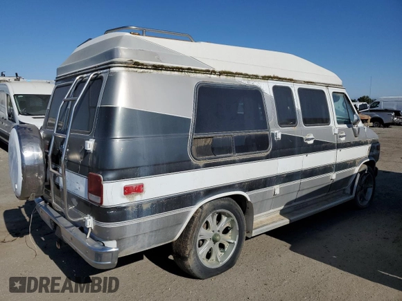 1989 Chevrolet Chevy Van z VIN 1GBEG25KXK7127909, wystawiony jako Copart lot #59997315 z przebiegiem 550 289 mil mil oraz Czysty tytuł • Clean title. Historia ofert i sprzedaży dostępna na DreamBid. Obrazek 3.