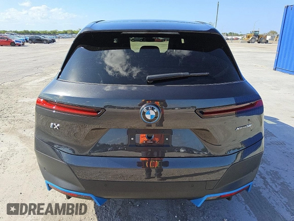 2024 BMW iX xDrive50 z VIN WB523CF05RCS00114, wystawiony jako Copart lot #56997255 z przebiegiem 12 548 mil mil oraz Czysty tytuł • Clean title. Historia ofert i sprzedaży dostępna na DreamBid. Obrazek 6.